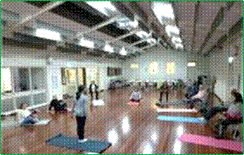 A group of people in a room

AI-generated content may be incorrect.